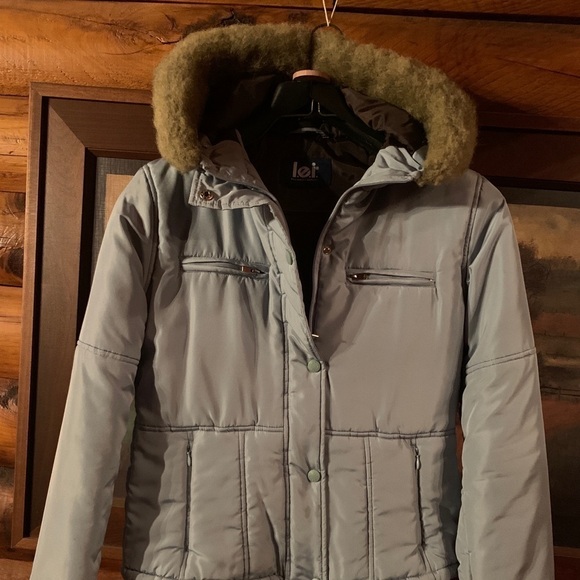 l.e.I Crop fit Puffer Jacket w/hood - Picture 2 of 8